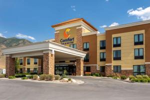 un hotel con un cartel en la parte delantera en Comfort Inn & Suites Tooele-Salt Lake City, en Tooele