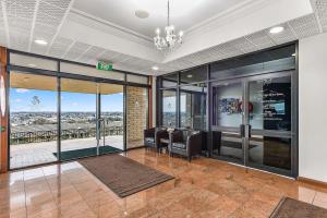 eine Lobby mit Stühlen und Glastüren mit Aussicht in der Unterkunft Comfort Inn The Lakes in Mount Gambier