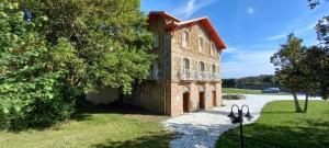 un edificio con un par de tijeras delante de él en HOSTERÍA SEÑORÍO DE BIZKAIA, en Bakio