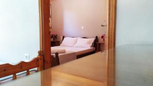 レフカダにあるParaskevi Apartmentsの小さなベッドルーム(ベッド1台、鏡付)