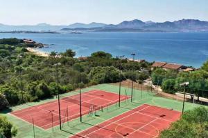 Tennistä tai squashia majoituspaikan Sardegna Costa Corallina Appartamento Luxury Vista Mare in splendido villaggio - IUN R6511 alueella tai lähistöllä