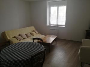 a living room with a couch and a table at Appartement sympa T2 in Alès