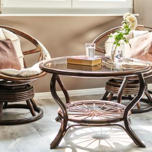 a coffee table with two chairs and a table with a book at PRIMERA Zimmer mit Gemeinschaftsbad in Singen