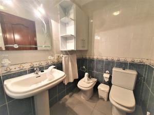 łazienka z umywalką i toaletą w obiekcie Cristi Puerto Santiago Apartment by HRTenerife Net w mieście Puerto de Santiago