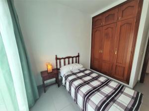 Łóżko lub łóżka w pokoju w obiekcie Cristi Puerto Santiago Apartment by HRTenerife Net