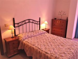 Łóżko lub łóżka w pokoju w obiekcie Cristi Puerto Santiago Apartment by HRTenerife Net
