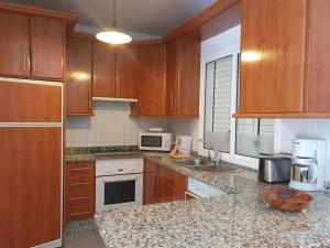 Kuchnia lub aneks kuchenny w obiekcie Cristi Puerto Santiago Apartment by HRTenerife Net