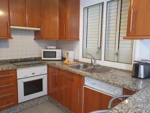Kuchnia lub aneks kuchenny w obiekcie Cristi Puerto Santiago Apartment by HRTenerife Net