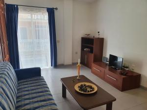salon z kanapą i stołem w obiekcie Cristi Puerto Santiago Apartment by HRTenerife Net w mieście Puerto de Santiago