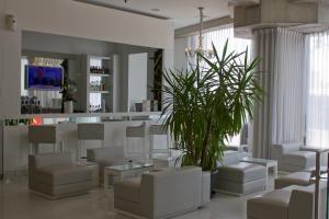 Телевизор и/или развлекательный центр в Kyriad Prestige Perpignan Centre Gare