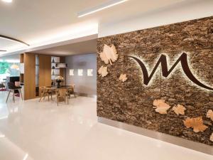 a lobby with a wall with the w sign on it at Hotel Mercure Porto Gaia in Vila Nova de Gaia
