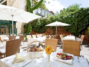 einen Tisch mit einem Teller Essen darüber in der Unterkunft Mercure Grand Hotel Biedermeier Wien in Wien