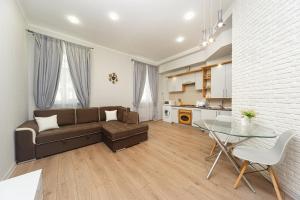 sala de estar con sofá y mesa de cristal en Apartment Zhukovskogo 17, en Odessa