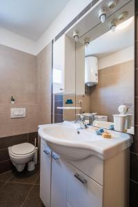 łazienka z białą umywalką i toaletą w obiekcie Downtown Apartment Helena w mieście Opatija +34 zdjęcia