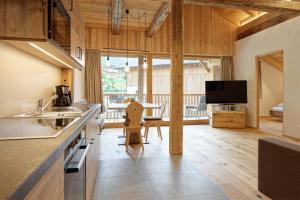 サン・ジャコモにあるTischlerhof Alpine Livingのテーブルとダイニングルームのあるキッチン