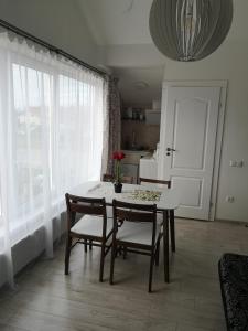 uma sala de jantar com mesa e cadeiras e uma cozinha em Verdaine em Verdainė