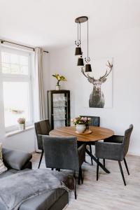ein Esszimmer mit einem Tisch und Stühlen in der Unterkunft Ferienwohnung Waldgasthaus Armeleuteberg in Wernigerode