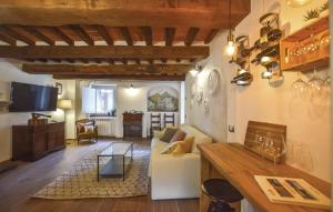 sala de estar con sofá y mesa en Il Nido nel Borgo Casa Vacanze, en Camaiore