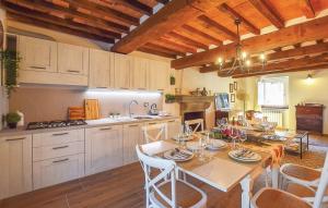 una cucina con tavolo con sedie e sala da pranzo di Il Nido nel Borgo Casa Vacanze a Camaiore