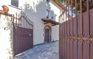 un ingresso a un edificio bianco con cancello in ferro di Il Nido nel Borgo Casa Vacanze a Camaiore