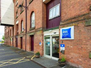 a brick building with aubs budget sign on it at ibis budget Burton Upon Trent Central in Burton upon Trent