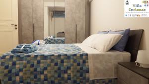 sypialnia z łóżkiem z lustrem w obiekcie Villa Costanza Casa Vacanze w mieście Avola