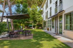 A garden outside Hotel Etruria