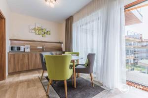 Η κουζίνα ή μικρή κουζίνα στο TATRA SUITES Harmony Apartment B301 +3 φωτογραφίες