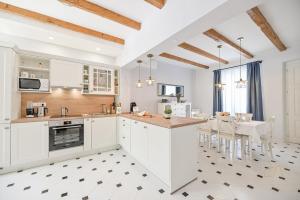 Køkken eller tekøkken på Villa Maria + 30 billeder