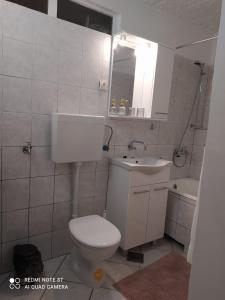 y baño con aseo blanco y lavamanos. en STUDIO APARTMAN KATARINA, en Šibenik