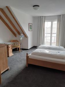 Tempat tidur dalam kamar di Das Landhotel Weingut Gernert