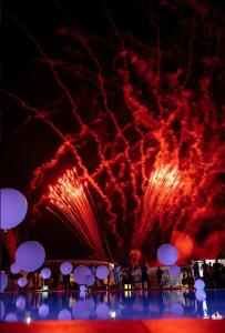 eine Feuershow am Himmel in der Nacht in der Unterkunft Cruce de Gustos in Iwano-Frankiwsk