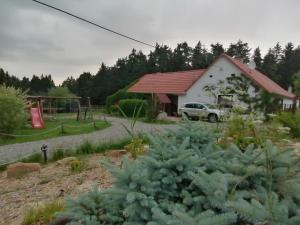 a garden in front of a house at Farma Ranch Jelemek in Nebahovy