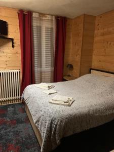 Postel nebo postele na pokoji v ubytování Hôtel l'Équipe