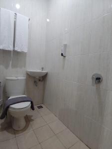 uma casa de banho com um WC e um lavatório em Heritel Urban Hostel em Jakarta