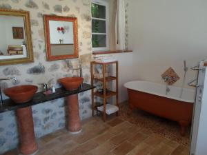 a bathroom with two sinks and a bath tub at Pavillon de Beauregard in Aix-en-Provence