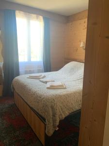 Postel nebo postele na pokoji v ubytování Hôtel l'Équipe