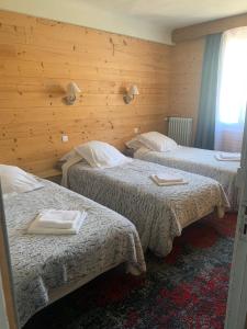Postel nebo postele na pokoji v ubytování Hôtel l'Équipe