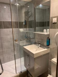 Koupelna v ubytování Hôtel l'Équipe