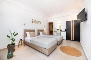 Łóżko lub łóżka w pokoju w obiekcie Kalisperis Hotel