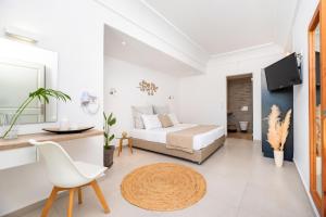 Łóżko lub łóżka w pokoju w obiekcie Kalisperis Hotel