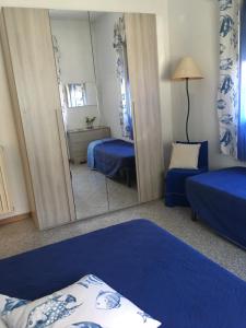 - une chambre d'hôtel avec un lit et un miroir dans l'établissement Appartamento il delfino, à Lido di Camaiore