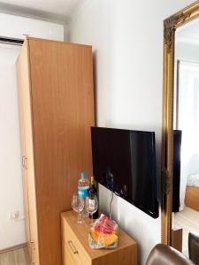 Televízia a/alebo spoločenská miestnosť v ubytovaní Apartments Adaleta