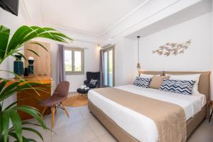 Łóżko lub łóżka w pokoju w obiekcie Kalisperis Hotel