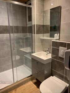 Koupelna v ubytování Hôtel l'Équipe