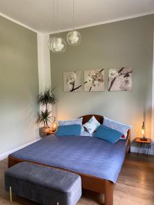 1 dormitorio con 1 cama con sábanas y almohadas azules en Haus Heideblick, en Undeloh