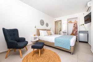 Łóżko lub łóżka w pokoju w obiekcie Kalisperis Hotel