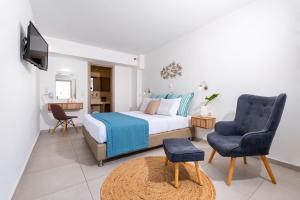 sypialnia z łóżkiem, krzesłem i telewizorem w obiekcie Kalisperis Hotel w mieście Mesaria +37 zdjęć