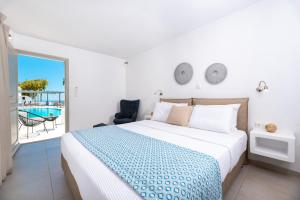 Łóżko lub łóżka w pokoju w obiekcie Kalisperis Hotel