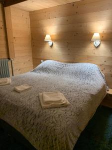 Postel nebo postele na pokoji v ubytování Hôtel l'Équipe